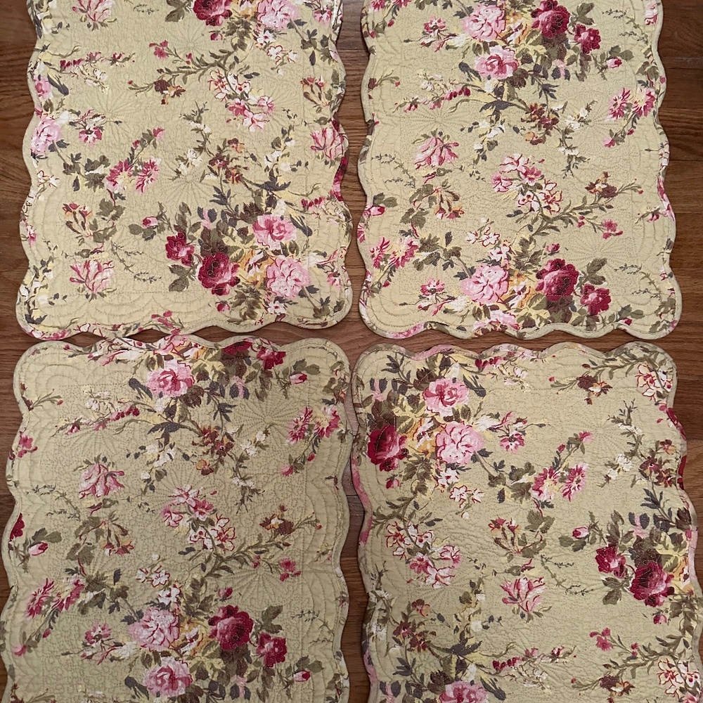 Set of 4 Cottagecore Scallop Quilted Floral Placemats.
